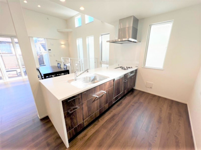 【キッチン】 | 【仲介手数料３６０万円が無料！】■２５帖のＬＤＫ■車庫２台■広々バルコニー