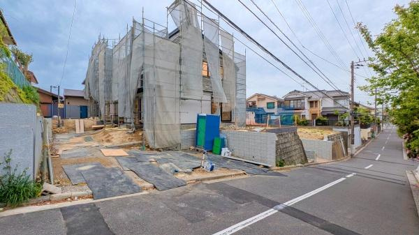 横浜市金沢区長浜２丁目の新築一戸建の外観|同仕様物件もご案内をさせて頂きます。
お車でご自宅まで送迎承ります。