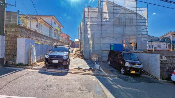 横浜市金沢区長浜２丁目の新築一戸建の前面道路含む現地写真|現在建築中の為、同仕様物件のご案内をさせて頂きます。
お車でご自宅まで送迎承ります。
