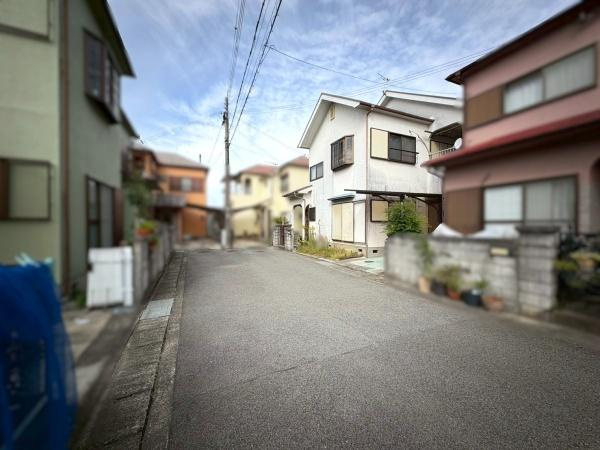 岩出市曽屋　中古戸建の前面道路含む現地写真