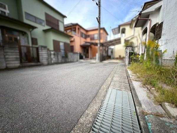 岩出市曽屋　中古戸建の前面道路含む現地写真