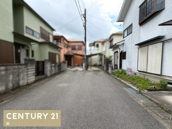 岩出市曽屋　中古戸建の前面道路含む現地写真