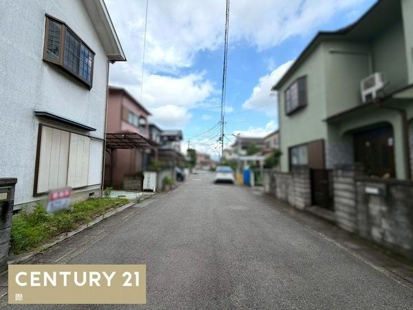 岩出市曽屋　中古戸建の前面道路含む現地写真