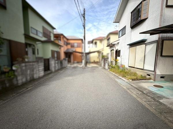 岩出市曽屋　中古戸建の前面道路含む現地写真