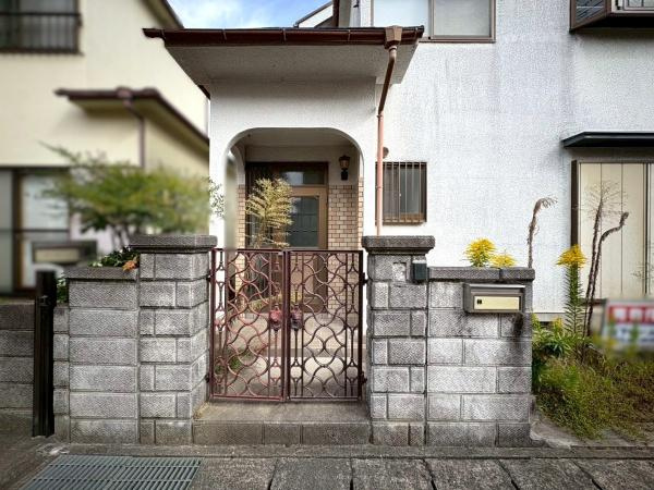 岩出市曽屋　中古戸建の玄関