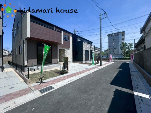 上尾市瓦葺2期　新築戸建　ブルーミングガーデン02の前面道路含む現地写真
