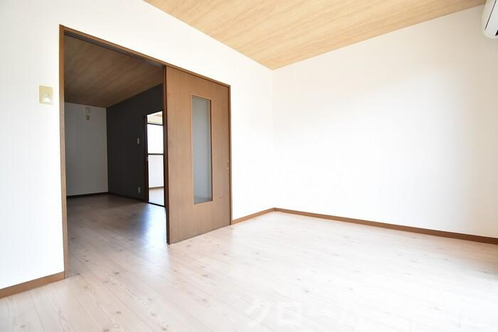 フォブール福岡の居間・リビング|洋室６帖