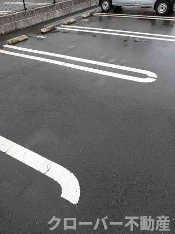 シャルールⅡの駐車場