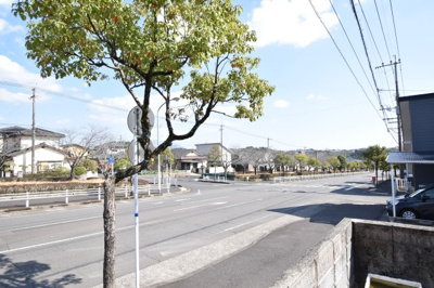 【前面道路含む現地写真】 | 花野光ヶ丘2丁目中古戸建て