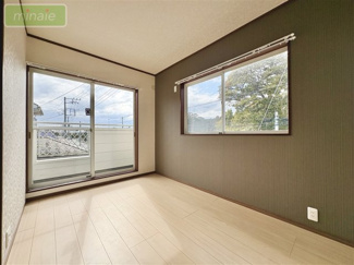 【洋室】 | リフォーム履歴有　白子町八斗 | 二面採光で風通しの良い洋室は、寝室や子ども部屋としても使いやすい空間です♪