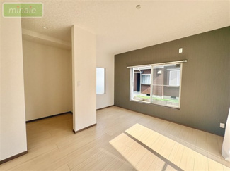 【洋室】 | リフォーム履歴有　白子町八斗 | 二面採光で風通しの良い洋室は、寝室や子ども部屋としても使いやすい空間です♪