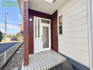 【玄関】 | リフォーム履歴有　白子町八斗 | 玄関付の玄関アプローチで、雨の日も出入りも安心です♪