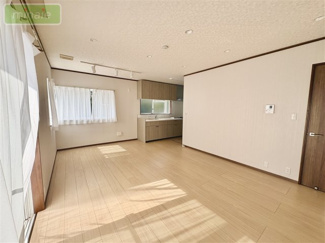 【居間・リビング】 | リフォーム履歴有　白子町八斗 | 南向きの大きな窓からたっぷり光が入る、明るく開放感のあるリビングです♪