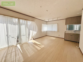 【居間・リビング】 | リフォーム履歴有　白子町八斗 | 16帖のリビング♪家族や友人が自然と集まる、ゆったりくつろげる空間♪