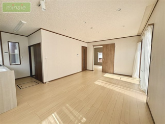 【居間・リビング】 | リフォーム履歴有　白子町八斗 | 南向きの大きな窓からたっぷり光が入る、明るく開放感のあるリビングです♪