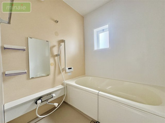 【浴室】 | リフォーム履歴有　白子町八斗 | 窓付きの浴室は換気もしやすく、明るく清潔感のある空間です♪