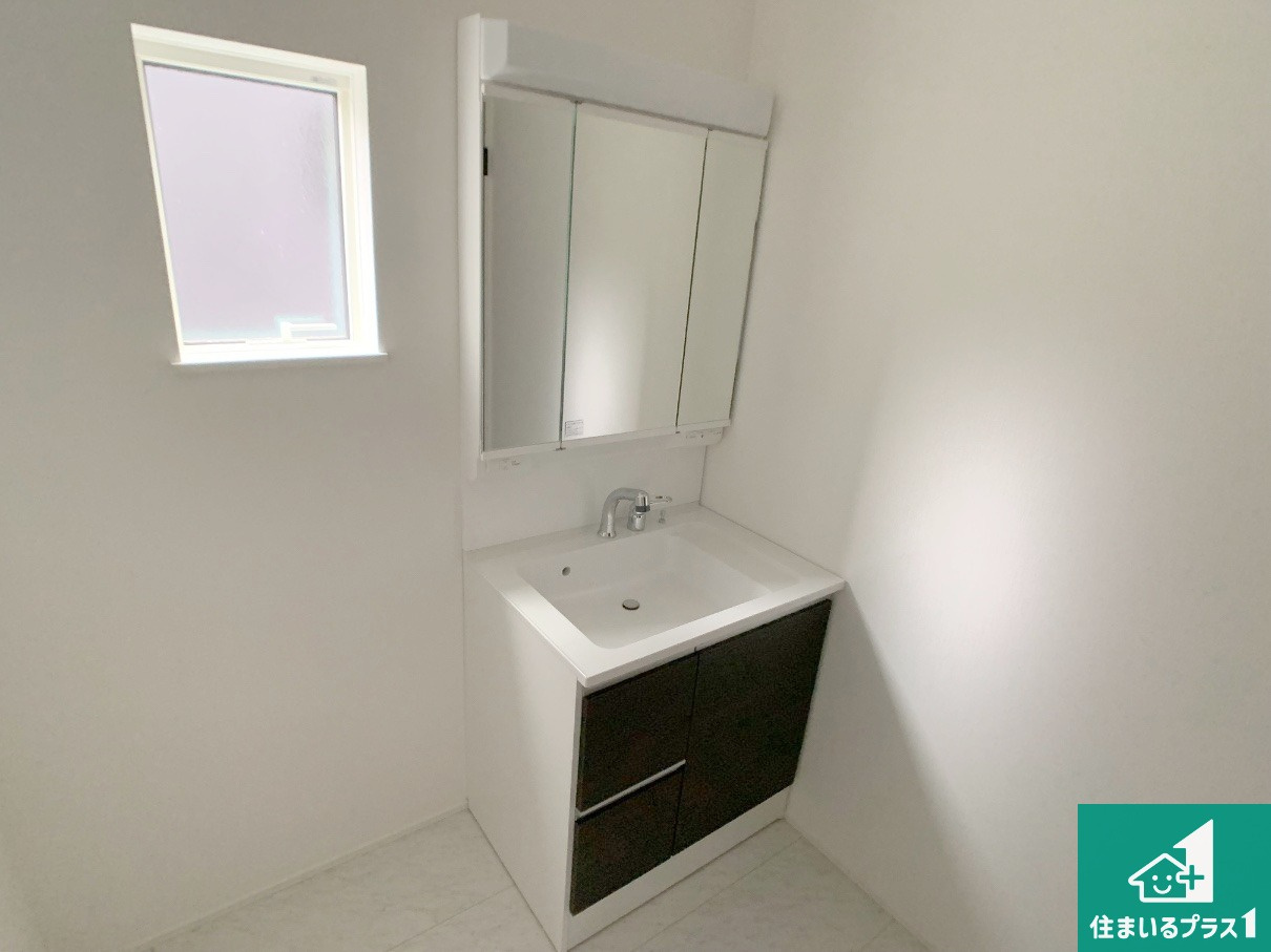 明石市大久保町山手台　第24-1期　新築一戸建ての独立洗面台|清潔感のある洗面台です。フラットな鏡は掃除がしやすく毎日清潔！鏡裏には収納があるのでスッキリとした洗面台が保てます。