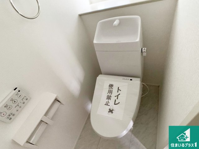 明石市大久保町山手台　第24-1期　新築一戸建てのトイレ|1・2階の2ヶ所にあるので、朝の忙しい時間の順番待ちもなく、深夜の利用にも大変便利です。