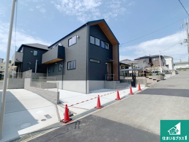 明石市大久保町山手台　第24-1期　新築一戸建ての前面道路含む現地写真|周辺は閑静な住宅街！前面道路広々で車の出し入れも便利です。駐車が苦手な方でも安心して車庫入れできます！