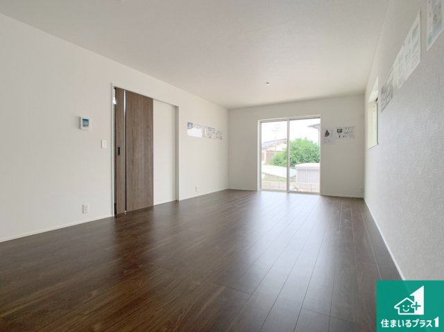 明石市大久保町山手台　第24-1期　新築一戸建ての居間・リビング|日当たり良好の明るいリビングで朝の目覚めもスッキリできそう！対面キッチンでご家族のコミュニケーションも自然と増える設計！小さなお子様が遊ぶスペースを作っても広々とくつろげるLDK！