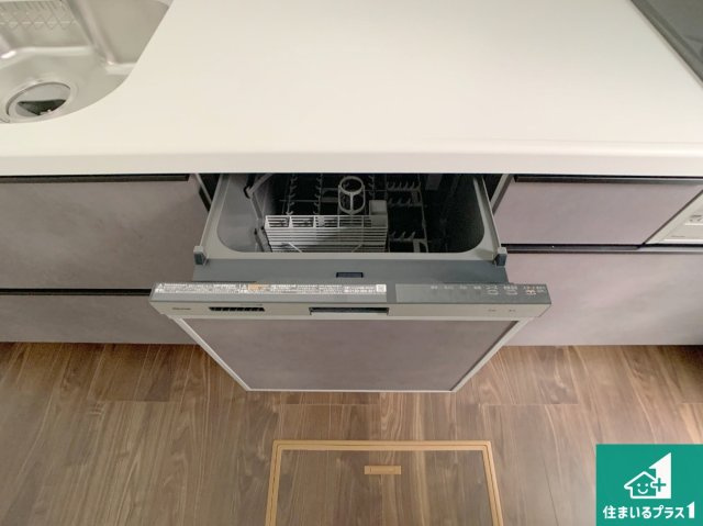 明石市大久保町山手台　第24-1期　新築一戸建ての設備|食事後の一仕事、食器洗いをボタン一つでお任せできちゃいます！場所を取らないビルトイン式なので、お料理スペースもしっかり確保！