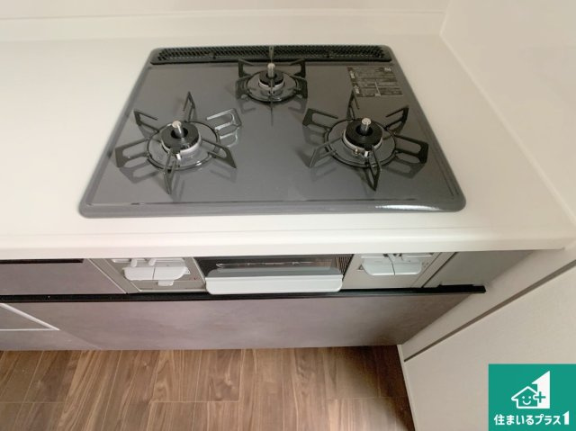 明石市大久保町山手台　第24-1期　新築一戸建ての設備|ダブル高火力Ｓｉセンサー付きコンロ！３口あるので、まとめて料理をする時も大活躍！