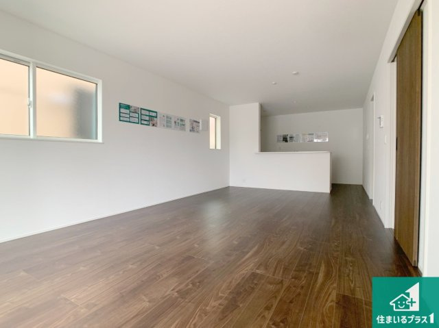 明石市大久保町山手台　第24-1期　新築一戸建ての居間・リビング|シンプルなリビングは、観葉植物等のインテリアを楽しめますね！パパ好みにも、ママ好みにも家具次第で雰囲気を変えることができます！