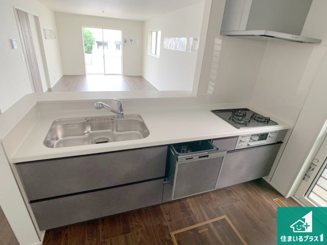 明石市大久保町山手台　第24-1期　新築一戸建てのキッチン|リビングと統一感があり、使い勝手のいいキッチン。広々としているので、二人並んで作業が出来ちゃいます。お子様と一緒に色々なお料理に挑戦できるスペースがあります。