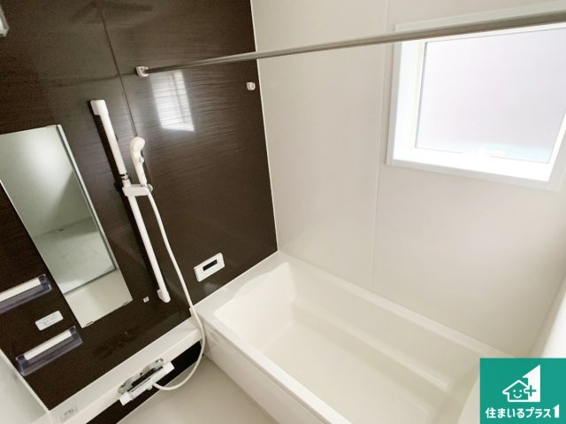 明石市大久保町山手台　第24-1期　新築一戸建ての浴室|足をゆったり伸ばして寛げる浴槽です。窓が設けられていますので差し込む光が明るく穏やかな雰囲気にしてくれます♪浴室乾燥機も設置しているので、雨の日の洗濯物も安心です♪