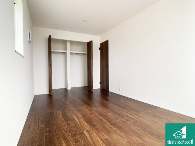 明石市大久保町山手台　第24-1期　新築一戸建ての洋室|寝室は心地よい眠りについてもらいたくて、シンプルかつ開放的な空間な設計にしています！大きな窓から差し込む日が心地いいです♪