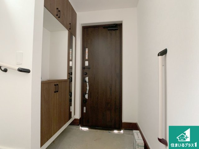 明石市大久保町山手台　第24-1期　新築一戸建ての玄関|シューズボックスにはたくさんの靴が収納できるので玄関周りはいつもスッキリ！ご家族が増えても安心！