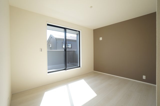 リーブルガーデン常滑市西之口2丁目　　4号棟の洋室|明るい光がさしこむ居室！！収納豊富！！