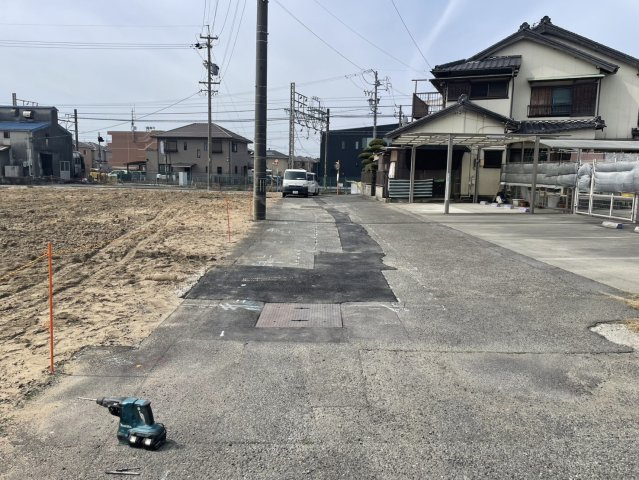 リーブルガーデン常滑市西之口2丁目　　4号棟の前面道路含む現地写真|●○前面道路○●