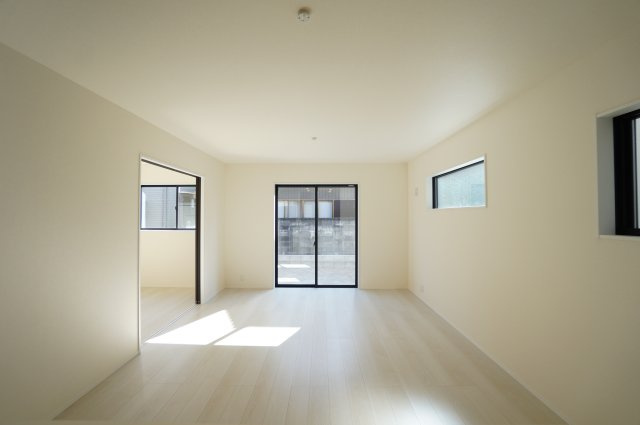 リーブルガーデン常滑市西之口2丁目　　4号棟の居間・リビング|南側リビング☆日当たり良好