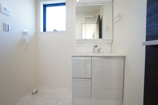 リーブルガーデン常滑市西之口2丁目　　4号棟の独立洗面台|暮らしを快適に変える、シャワー付き洗面化粧台