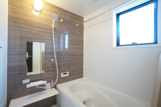 リーブルガーデン常滑市西之口2丁目　　4号棟の浴室|雨の日のお洗濯に大活躍な浴室乾燥機付！広々浴室1坪タイプ！