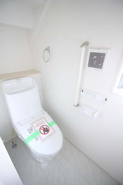 グラファーレ　小山市雨ケ谷新田　2号棟のトイレ|1階トイレには手すり・換気設備・ウォシュレット付きで、使いやすさと快適さに配慮されています。