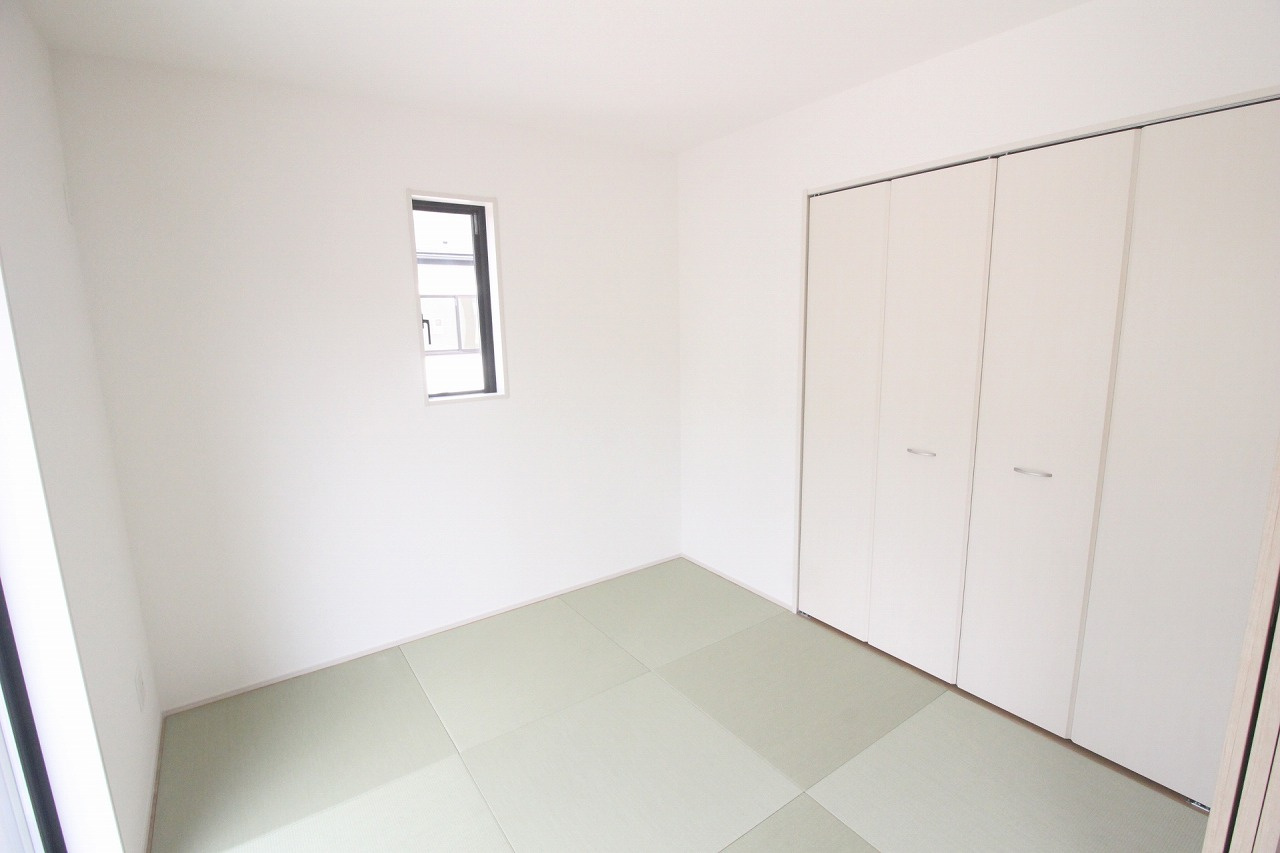 グラファーレ　小山市雨ケ谷新田　2号棟の和室|やさしい色合いの畳が落ち着く和室空間。来客用やお子さまのお昼寝スペースにもおすすめ♪