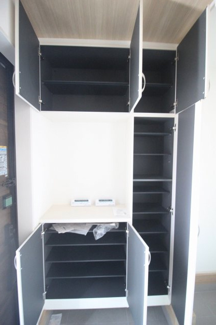 グラファーレ　小山市雨ケ谷新田　2号棟の収納|シューズをたっぷり収納できる内部仕様。家族分の靴がしっかり収まるサイズ感です！