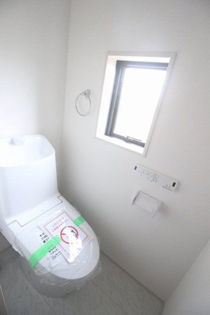 グラファーレ　小山市雨ケ谷新田　2号棟のトイレ|換気に便利な窓付きで明るく快適な空間♪温水洗浄便座付き。