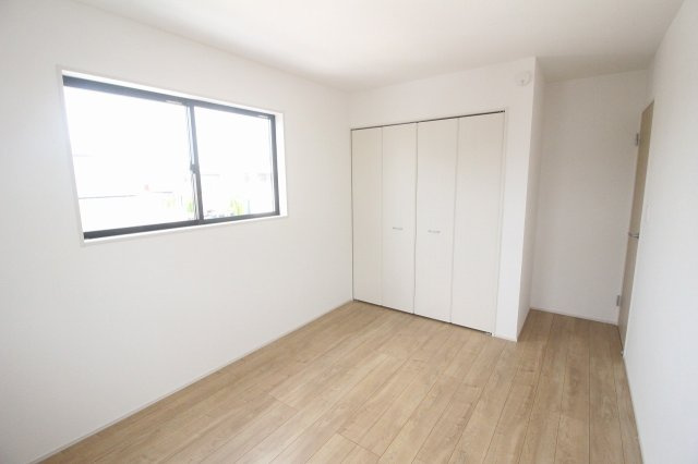 グラファーレ　小山市雨ケ谷新田　2号棟の洋室|2面採光で明るく、家具配置もしやすい落ち着いた空間です。