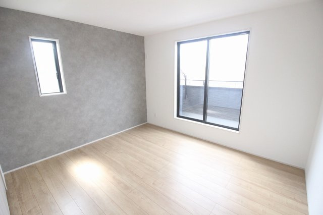 グラファーレ　小山市雨ケ谷新田　2号棟の寝室|グレーのアクセントクロスが落ち着いた雰囲気を演出♪