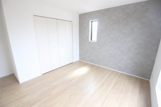 グラファーレ　小山市雨ケ谷新田　2号棟の寝室|バルコニーに面した明るく開放的な一室です。収納も完備で使い勝手◎