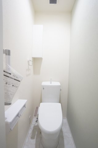 リーブルガーデン常滑市西之口2丁目　　3号棟のトイレ|1階2階にトイレがあり、お掃除しやすい機能や工夫が満載。スッキリコンパクトなシャワートイレで温水洗浄便座で冬は暖かく快適です