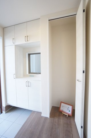 リーブルガーデン常滑市西之口2丁目　　3号棟の玄関|玄関のシューズボックスとクローゼット！シューズクロークもあり、ベビーカーやゴルフバッグなどの収納に便利です。