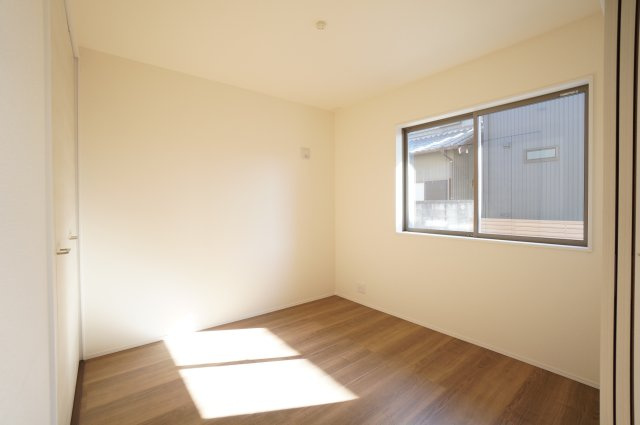 リーブルガーデン常滑市西之口2丁目　　3号棟の洋室|リビング横の4.5帖の洋室は来客用、お子様の遊び場としても便利なスペースです。