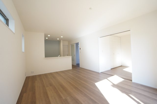 リーブルガーデン常滑市西之口2丁目　　3号棟の居間・リビング|明るい陽射しが入る南向きのリビングは広いお庭の様子にも目を配れる。