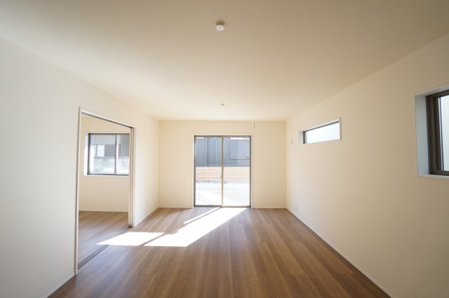 リーブルガーデン常滑市西之口2丁目　　3号棟の居間・リビング|南側リビング☆日当たり良好