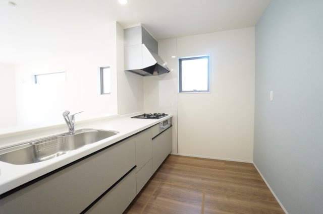 リーブルガーデン常滑市西之口2丁目　　3号棟のキッチン|グレーカラーのシステムキッチンは家族と顔を合わせながらお料理が出来て楽しい時間を過ごせそうです♪