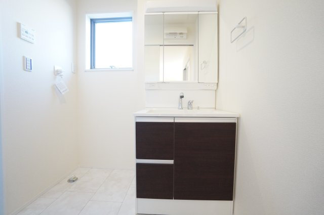 リーブルガーデン常滑市西之口2丁目　　3号棟の独立洗面台|シャワー付き洗面化粧台は、伸ばせる水栓で洗面台でのシャンプーや洗い物に便利な仕様。